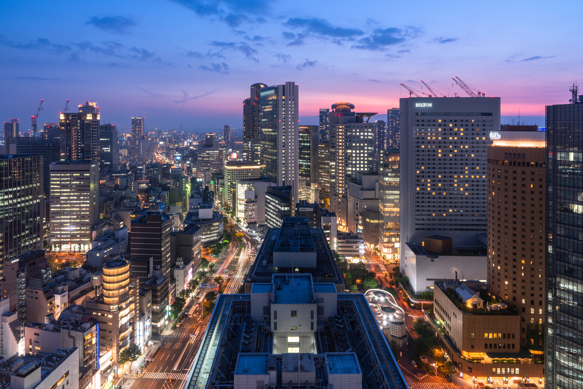 夜の賃貸マンションが建ち並ぶ風景